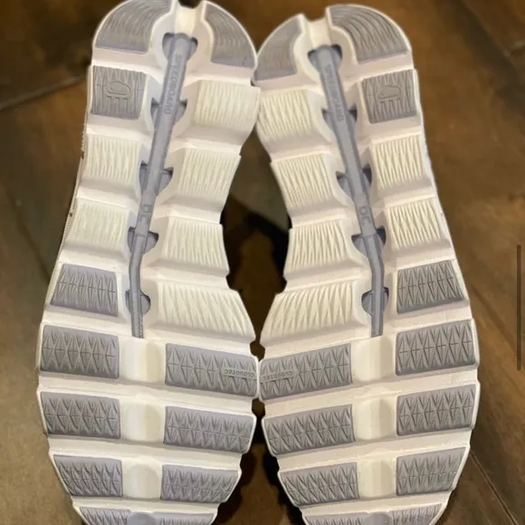 ON Clowswift running shoes NWOT