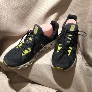 On running cloudswift men charcoal gray and yellow running shoes, 12