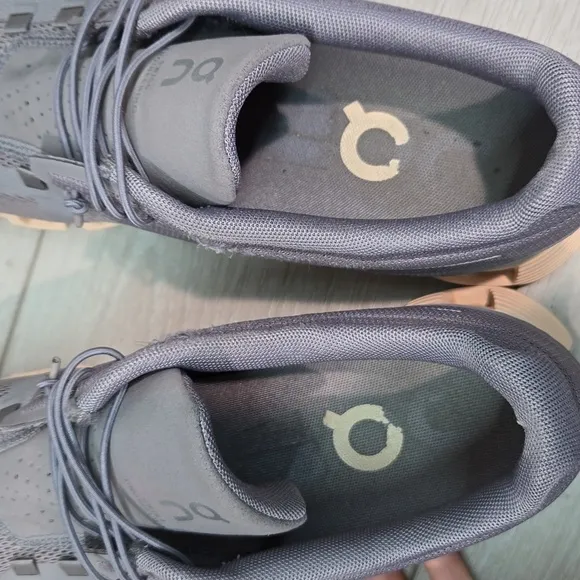 On Running Women Cloud Athletic Running Sneakers shoes sz 9.5