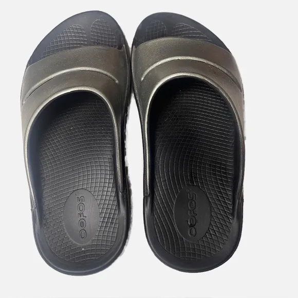 Oofos WOMEN'S OOAHH LUXE SLIDE SANDAL Black Metallic Slide Sandals size 7 EU38