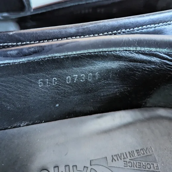 Salvatore Ferragamo black leather shoes / loafers