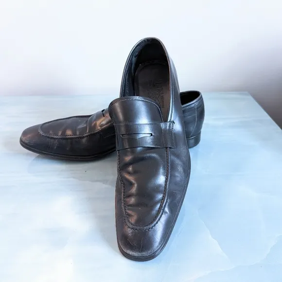 Salvatore Ferragamo black leather shoes / loafers