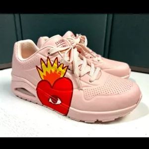 Skechers Uno Flaming Heart Ricardo Cavolo 177956 Pink Women Sz 9.5 Sneaker Shoes