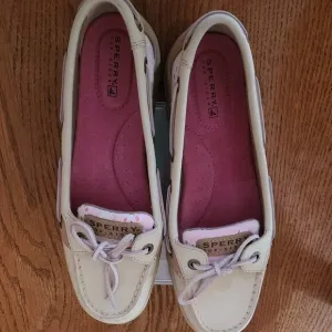 SPERRY TOPSIDER CLASSIC BOAT SHOES IN FEMININE DESIGN