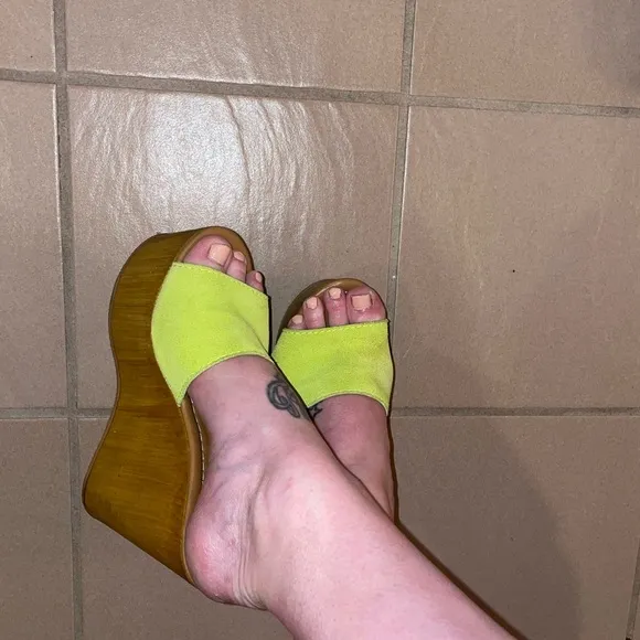Steve Madden Sandra neon  Green Wedge platforms Size 7 Slip-On Comfort