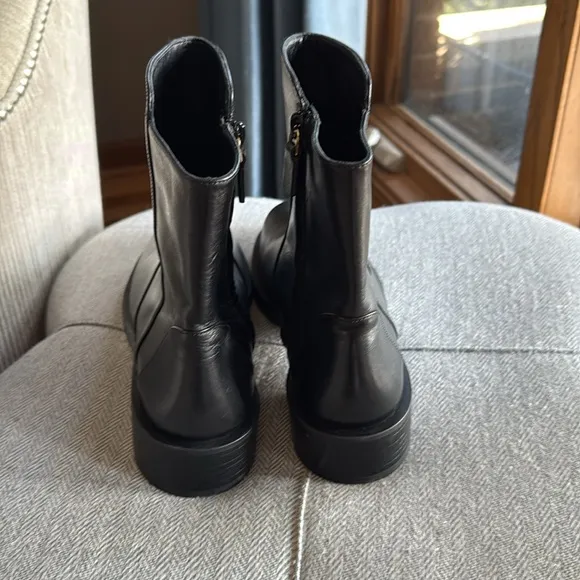 STUART WEITZMAN SADIE LEATHER BOOTIE