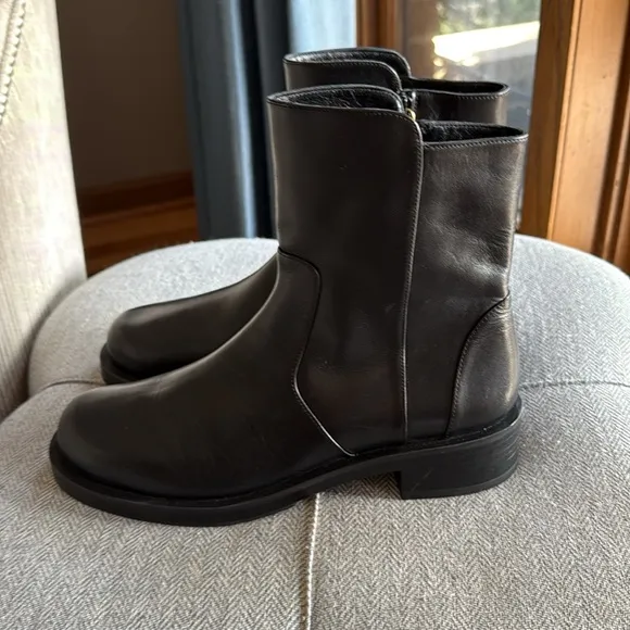 STUART WEITZMAN SADIE LEATHER BOOTIE
