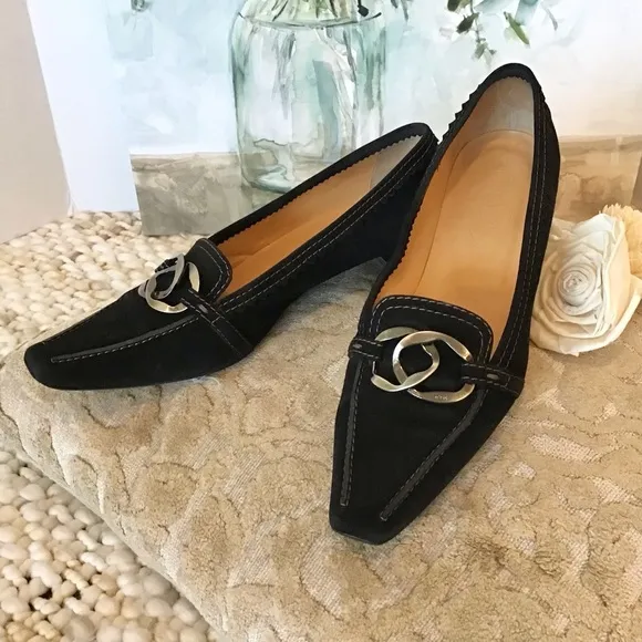 Tod’s Black Suede Metal Logo Block Heel Pumps Size EU 38.5/US 8.5, EUC