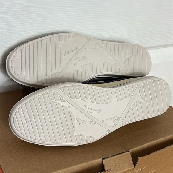 TOMMY BAHAMA Relaxology Rester Blue Cream Boat Shoes Moccasin Lacing  size 8
