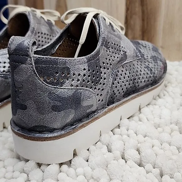 ☆TRASK☆LENA PERFERATED CAMO LACE-UP POINTED SNEAKERS GREY/SILVER LADIES 8.0 🔥