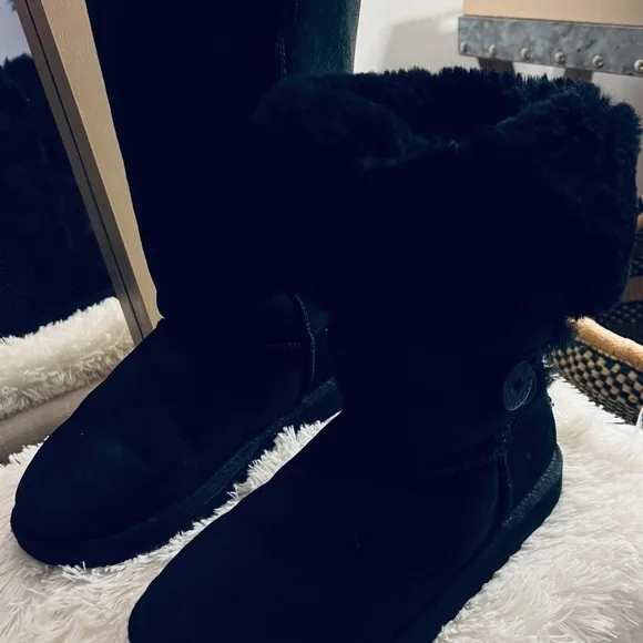 Ugg Australian Bailey Button Triplet II S/N 1962 Winter Boots Black Size 4.