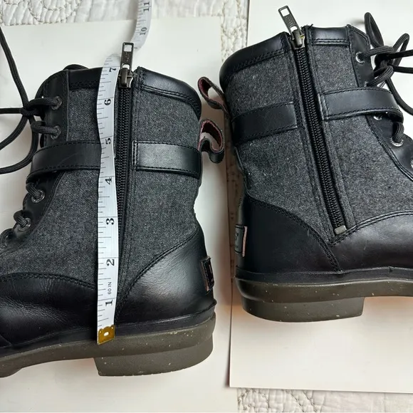 UGG black leather and felt lace-up winter boots sz 10