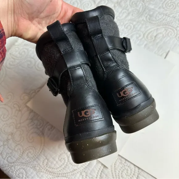 UGG black leather and felt lace-up winter boots sz 10
