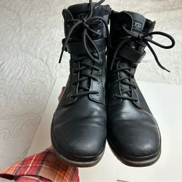 UGG black leather and felt lace-up winter boots sz 10