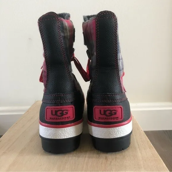 Ugg Decatur Red &amp; Black Plaid Lace Up Rubber Duck Winter Boots 6
