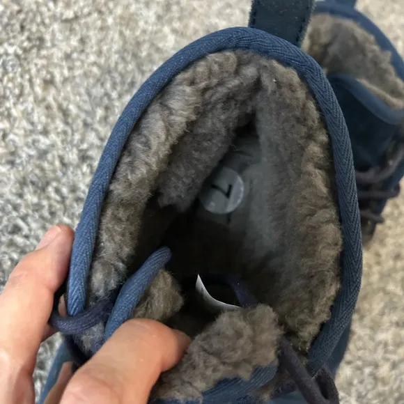 UGG Neumel Navy Blue suede with Sherpa lining like new boots size men’s 7