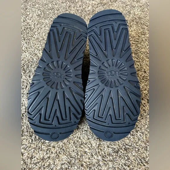 UGG Neumel Navy Blue suede with Sherpa lining like new boots size men’s 7