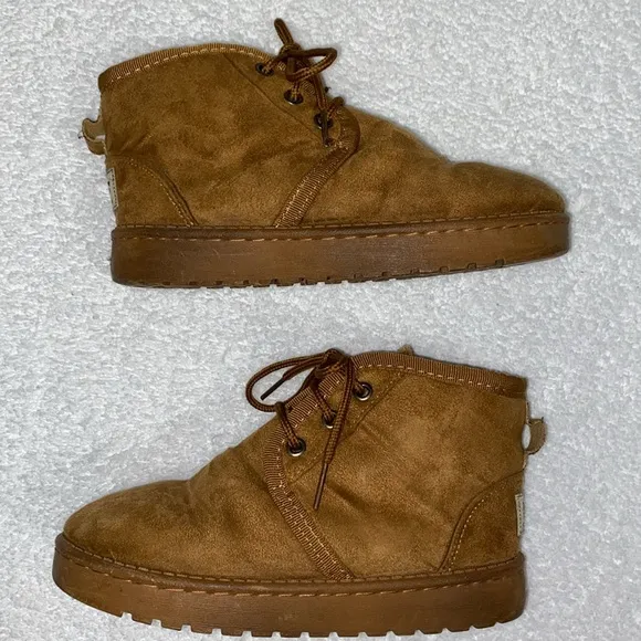Uggs neumel chestnut chukka plush lined boots size 3