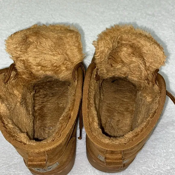 Uggs neumel chestnut chukka plush lined boots size 3