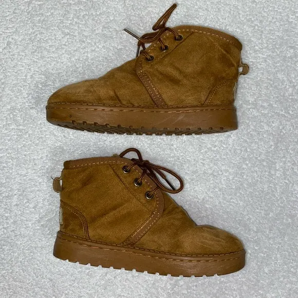 Uggs neumel chestnut chukka plush lined boots size 3