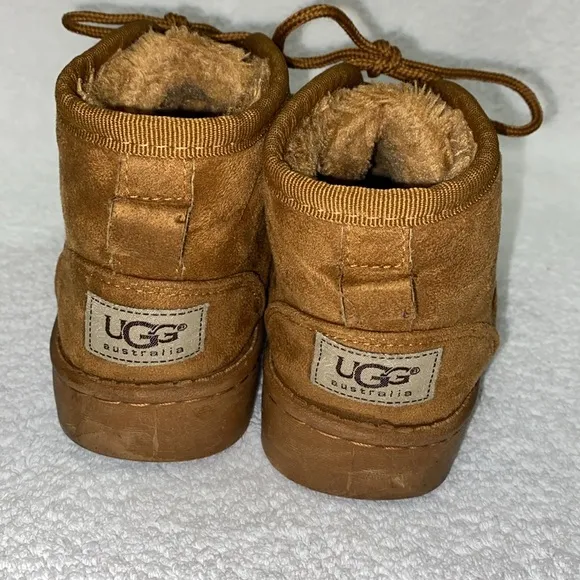 Uggs neumel chestnut chukka plush lined boots size 3