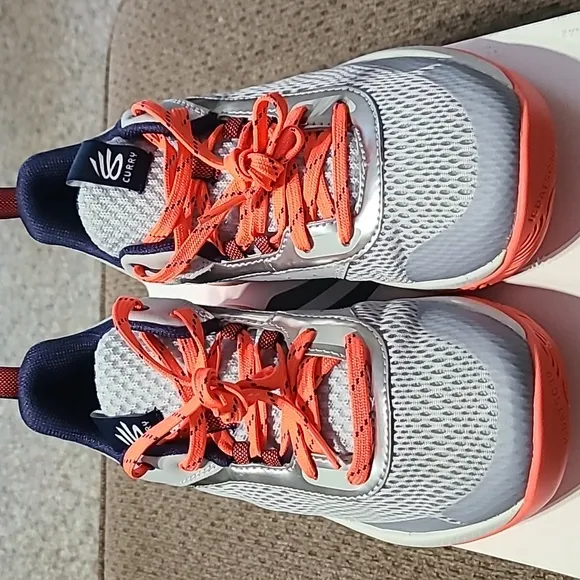UNDER ARMOUR UNISEX FLORESCENT GRAY ATHLETIC SHOES SIZE 7Y