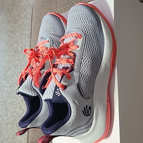 UNDER ARMOUR UNISEX FLORESCENT GRAY ATHLETIC SHOES SIZE 7Y