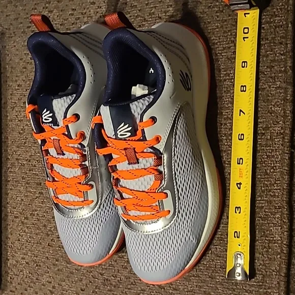 UNDER ARMOUR UNISEX FLORESCENT GRAY ATHLETIC SHOES SIZE 7Y