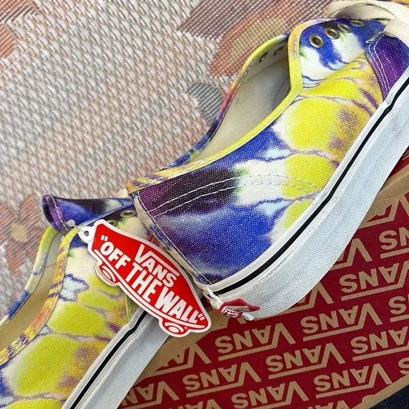 Vans Men’s Authentic(Washed) Tie Dye/True White VN0A2Z5119XSneakers