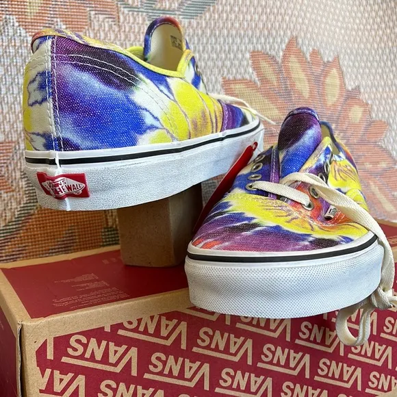 Vans Men’s Authentic(Washed) Tie Dye/True White VN0A2Z5119XSneakers