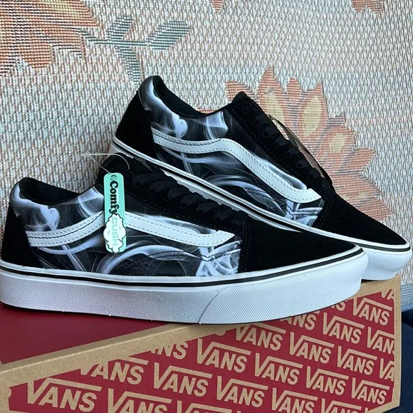 Vans WMNS Comfycush Old Skool After Dark Black/WhiteVN0A5DYCBZWsneakers