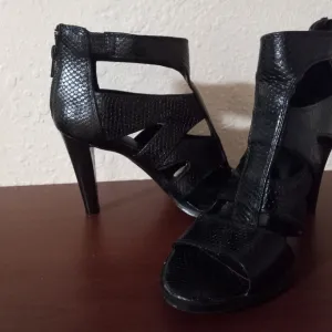 Vera Wang brand chic black leather 2&quot; ladies shoes, EXCELLENT CONDITION