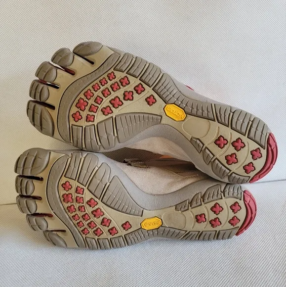 VIBRAM FIVE FINGER RUNNING SHOES (sz US 9‎ or Euro 40)