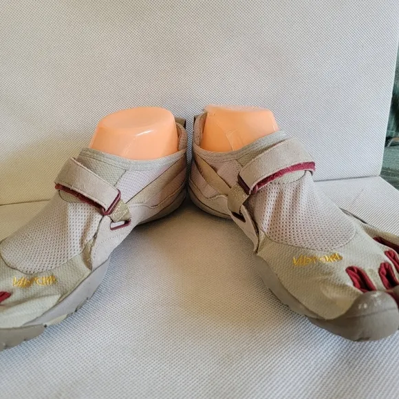 VIBRAM FIVE FINGER RUNNING SHOES (sz US 9‎ or Euro 40)