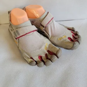 VIBRAM FIVE FINGER RUNNING SHOES (sz US 9‎ or Euro 40)