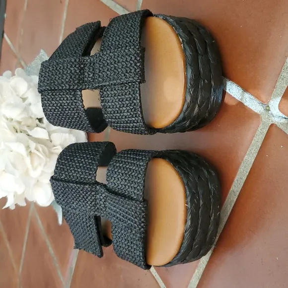 Zodiac Izzy Raffia Platform Sandals Size 9.5 NWOT